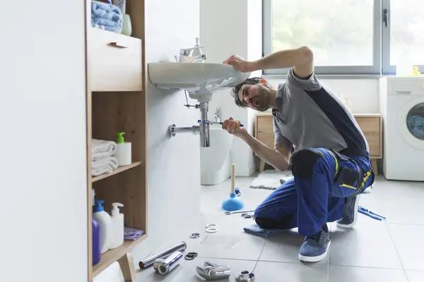 When to Call an Expert Plumbing Service for Your Pipes